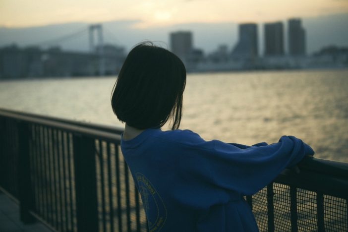 堀未央奈、夕暮れの東京を切なげに眺める　山戸結希監督最新作『ホットギミック』イメージスチール