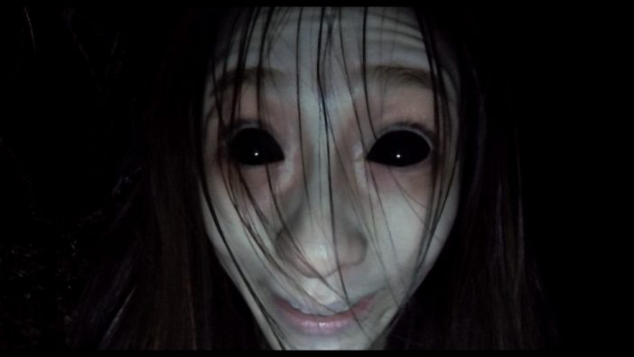 白目がすべて黒になり、何かをつぶやき始める女性の姿が　韓国ホラー『コンジアム』本編映像