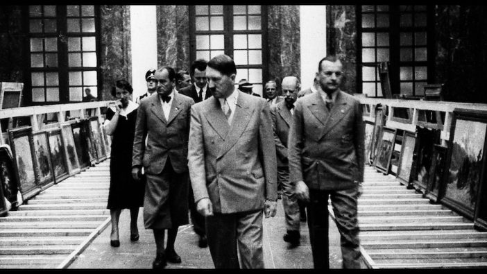 ヒトラーが大勢の部下を引き連れて美術品展示へ　『ヒトラーVS.ピカソ』本編冒頭映像