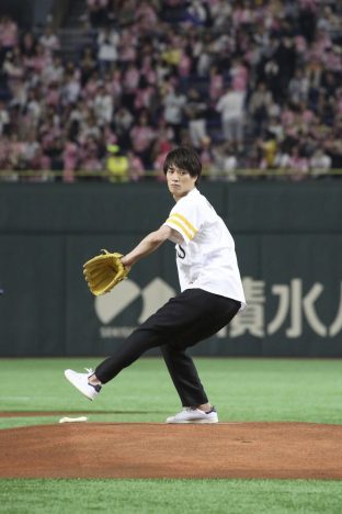 劇団EXILE 鈴木伸之、ホークス始球式で122キロの豪速球！　「めちゃくちゃ気持ちよかった」