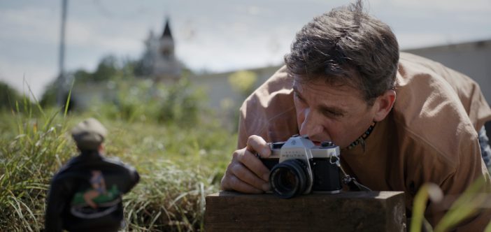 障害を抱える実在のカメラマンの戦いを描く　ロバート・ゼメキス監督最新作『マーウェン』7月公開