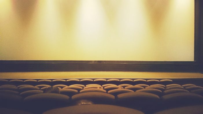 「上映中にスマホを見る問題」の根本的な解決策は映画館の地位向上？　観客の“熱量格差”を考える