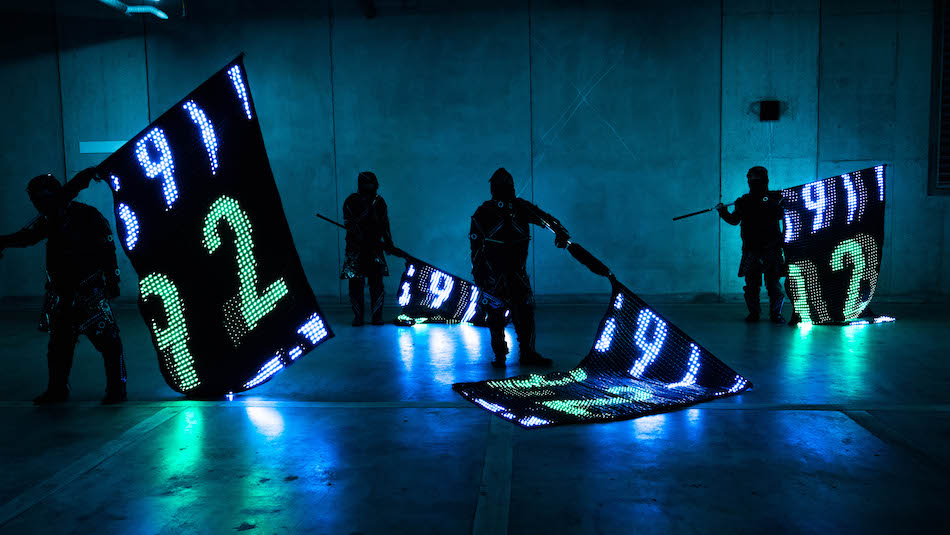 EXILEツアーで活躍の“LED4,600個使った旗”開発