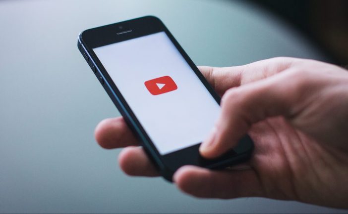 YouTubeによる未成年の単独ライブ配信禁止、海外では関連動画機能に疑問の声も