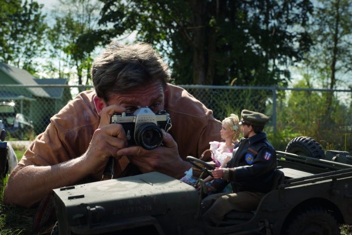 スティーヴ・カレルがミニチュアをカメラに収める　『マーウェン』30秒予告編＆場面写真