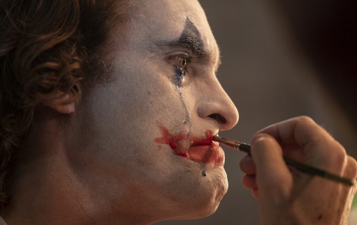 ホアキン・フェニックス、ピエロのメイクを施しながら涙を流す　『ジョーカー』新場面写真公開