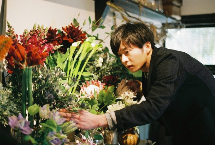 田中圭がお花屋さんでラッピング作業　今泉力哉監督作『mellow』来年1月公開