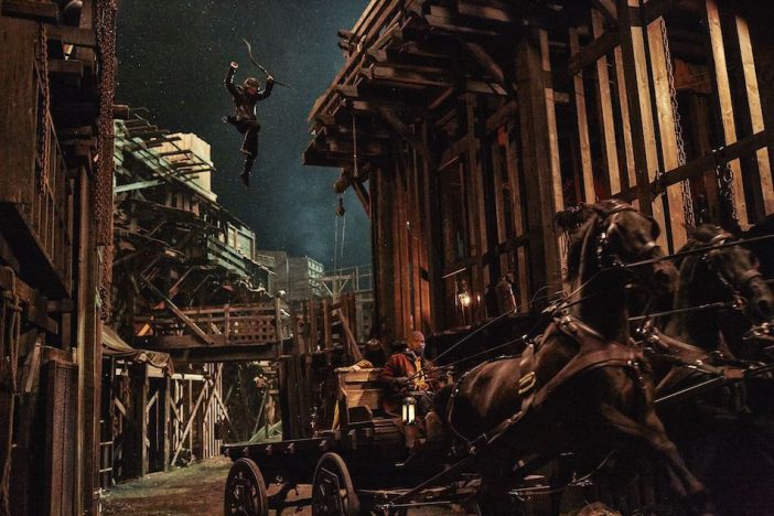タロン・エジャトンが馬を駆り街中を疾走！　『フッド：ザ・ビギニング』本編映像公開