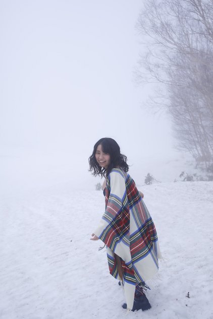 大原優乃、冬の雪山でバスト披露