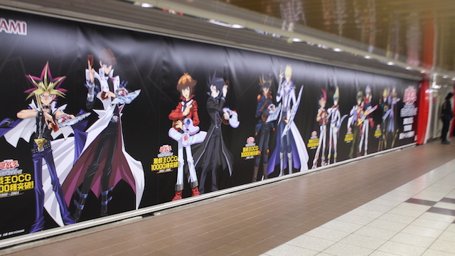 新宿で 遊戯王 10 000種のカードが圧巻の展示 女剣士カナン も配布の記念イベントを見た Real Sound リアルサウンド テック