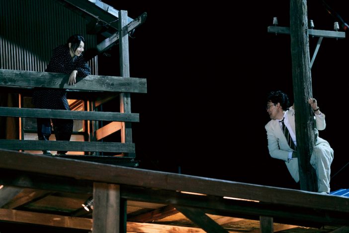 電柱に掴まる大泉洋が小池栄子に愛を叫ぶ　映画『グッドバイ』新場面写真公開