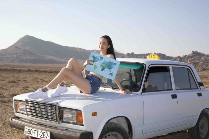 水原希子がアゼルバイジャンで世界地図を手に　『ブラを捨て旅に出よう』メインビジュアル公開