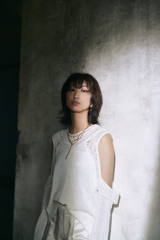 Ms.OOJA、新曲「HIKARI」配信日にアコースティックライブ生配信　映画『犬鳴村』主演 三吉彩花も登場