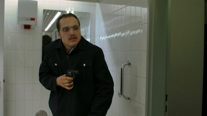 『屋根裏の殺人鬼フリッツ・ホンカ』本編映像　連続殺人犯がオフィスビルの夜間警備員に転職する