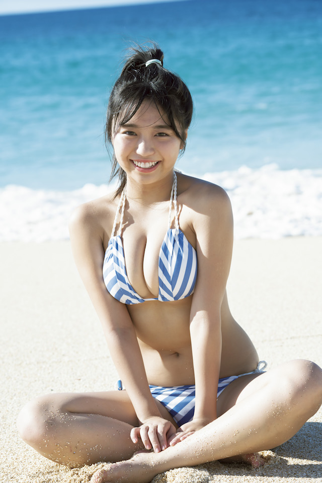 大原優乃、ハワイのビーチで満面の笑顔 『週刊少年マガジン 11号