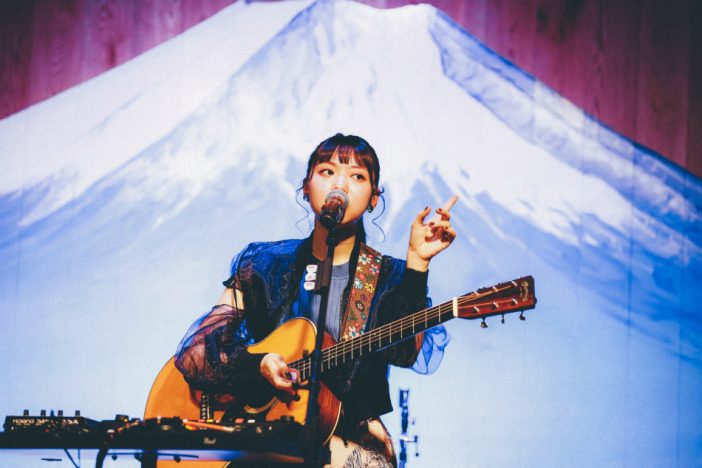 竹内アンナがライブを通じて見せたハイブリッドな音楽センス　1stフルアルバム『MATOUSIC』に高まる期待