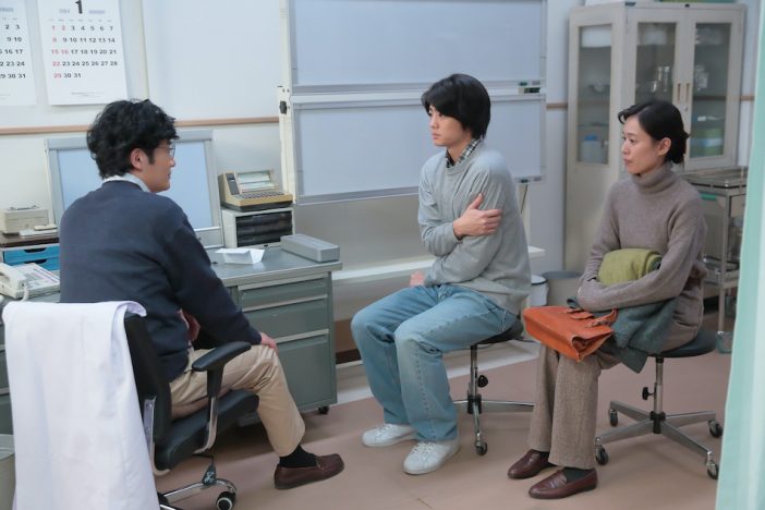 『スカーレット』第131話では、武志（伊藤健太郎）の担当医を大崎（稲垣吾郎）が務めることに