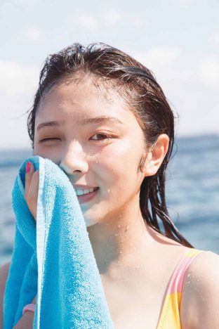 乃木坂46 与田祐希、2nd写真集が累計18万部に　海で泳いだあとの姿を公開