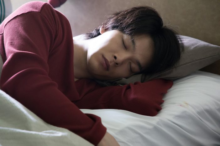 中村倫也の寝顔写真公開　『水曜日が消えた』目覚める時のリアクションに監督も太鼓判