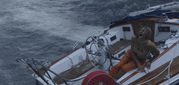 浸水した船内で目が覚めるシャイリーン・ウッドリー　『アドリフト 41日間の漂流』本編冒頭映像