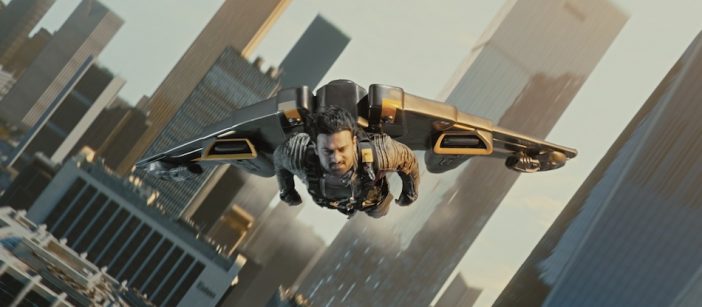 『サーホー』空中アクション本編映像公開　プラバースが高層ビルの窓を歩きプロペラ衝突を回避