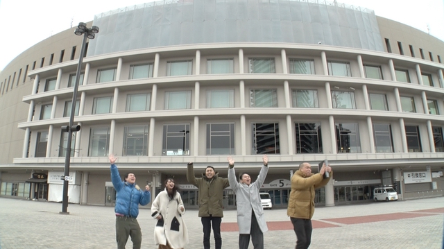 有吉弘行と小柳ルミ子の異色コンビがサッカーゲームに挑戦！　「枠内に入れろよ！」の画像1-1