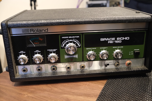 最近横山が現場に持ち込んで若手に喜ばれたというテープエコー『RE-150 Space Echo』（Roland）の画像