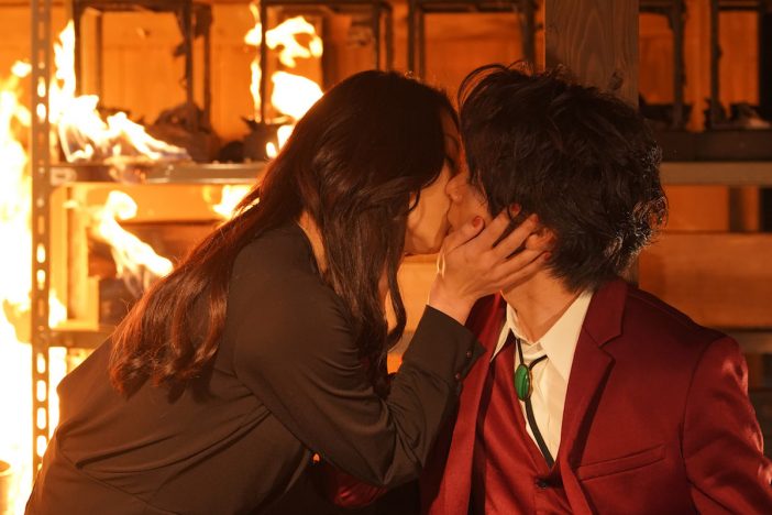 中村倫也×小池栄子が炎の中でキス　『美食探偵』第6話新場面写真公開