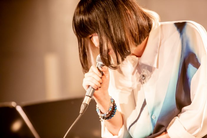 majiko、新曲「一応私も泣いた」も披露した無観客ライブをレポート　アコースティックで魅せた“赤裸々な感情と歌声の進化”