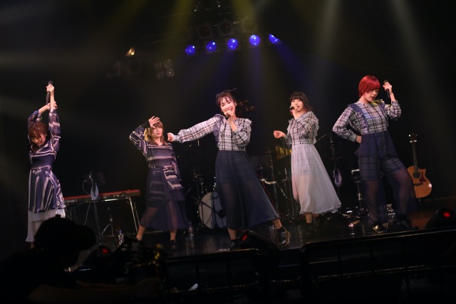 CYNHN、2部構成の配信ライブに感じた成長ぶり　映像演出とアコースティック、それぞれ用いて伝えた“歌”を聴いての画像1-2