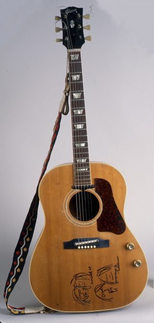 ベッド・インの際に使用したジョンのギター（Photo by Miki Slingsby / Courtesy of Yoko Ono）の画像