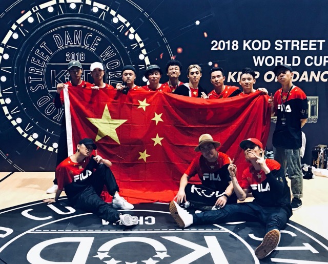 中国最大のストリートダンスの大会『KEEP ON DANCING』2018年に優勝。ディエンメン（後列、左から3番目）（写真提供：電門）の画像