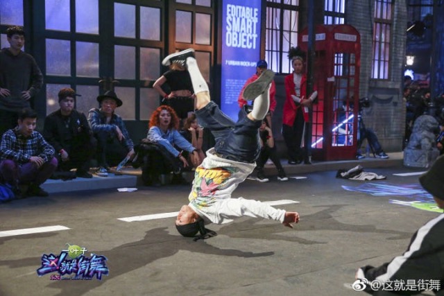 『这！就是街舞（Street Dance of China）』シーズン1　初回放送で見せたシャオバイの得意技。ダンサーたちからも歓声が上がった（写真提供：小白）の画像