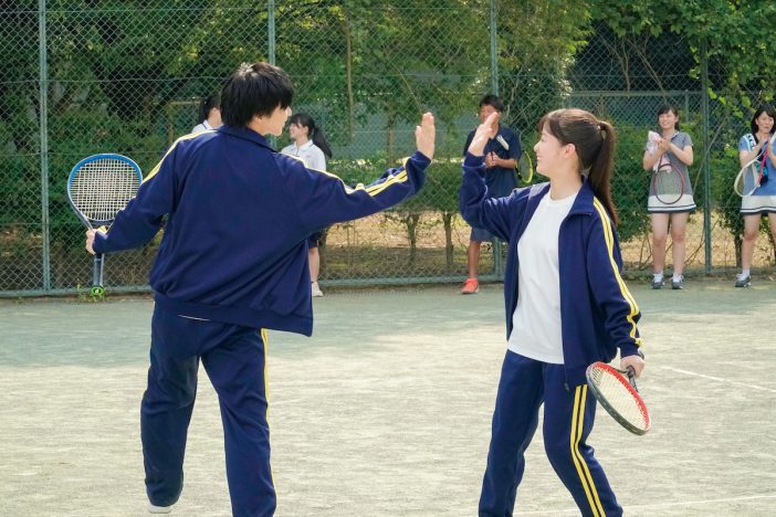佐藤大樹と橋本環奈がテニスのダブルスに挑む　『小説の神様』新場面写真公開