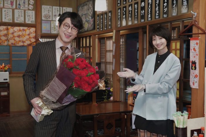 『#リモラブ』及川光博に誕生日サプライズ　波瑠からの真っ赤なバラの花束に「気持ちは34歳！」