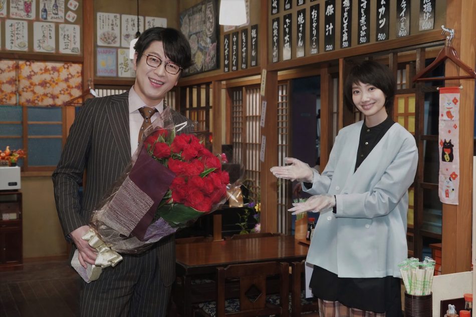 リモラブ 及川光博に誕生日サプライズ 波瑠からの真っ赤なバラの花束に 気持ちは34歳 Real Sound リアルサウンド 映画部