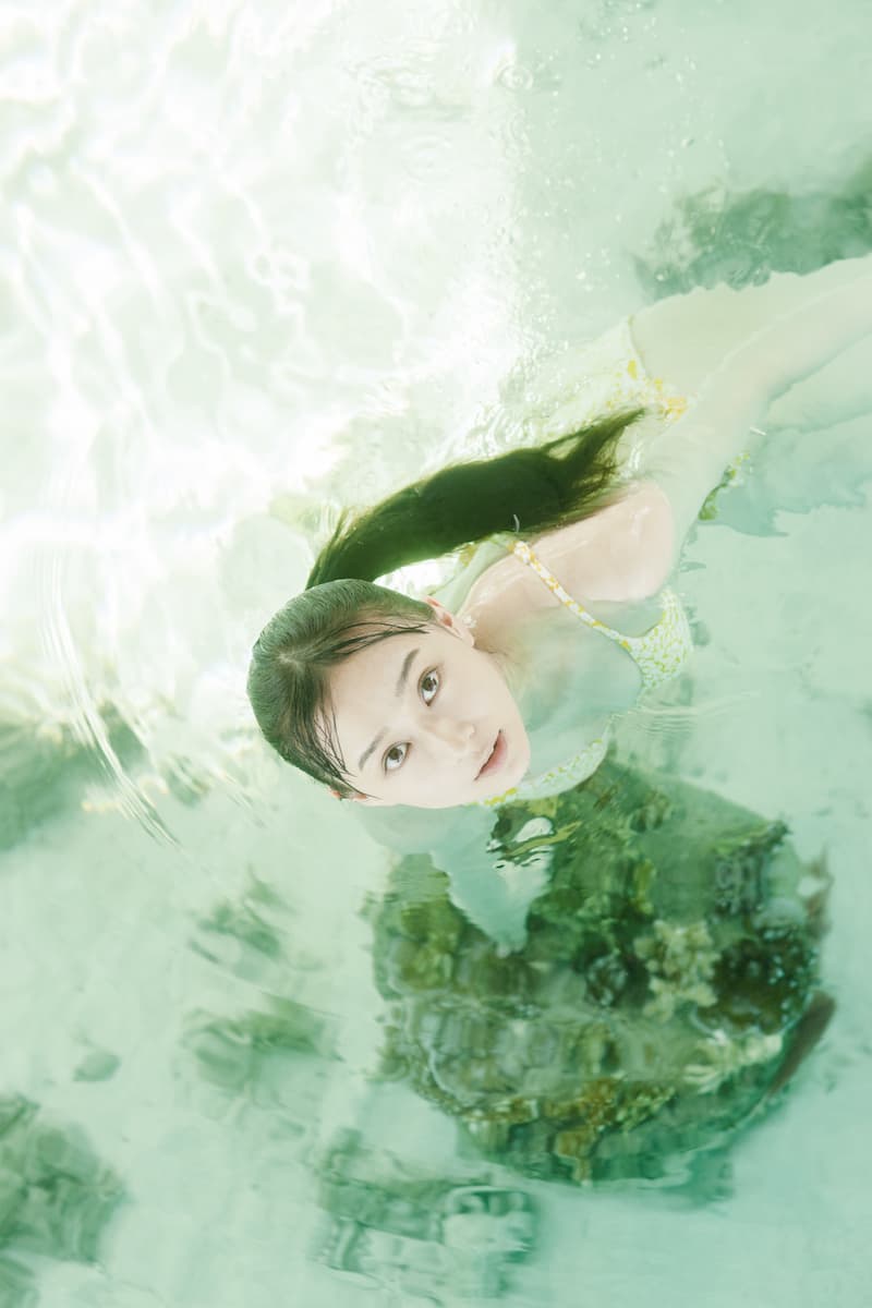 鈴木絢音 1st 写真集『光の角度』（撮影／新津保建秀）