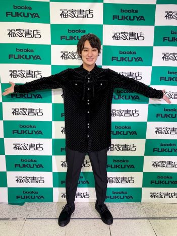 『テニミュ』『おそ松さん』出演俳優・高崎翔太、セカンド写真集の発売記念イベントを開催