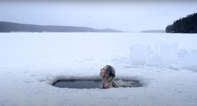 　分厚い氷に穴をあけ、湖に入る（北欧のモーニングルーティーンより）