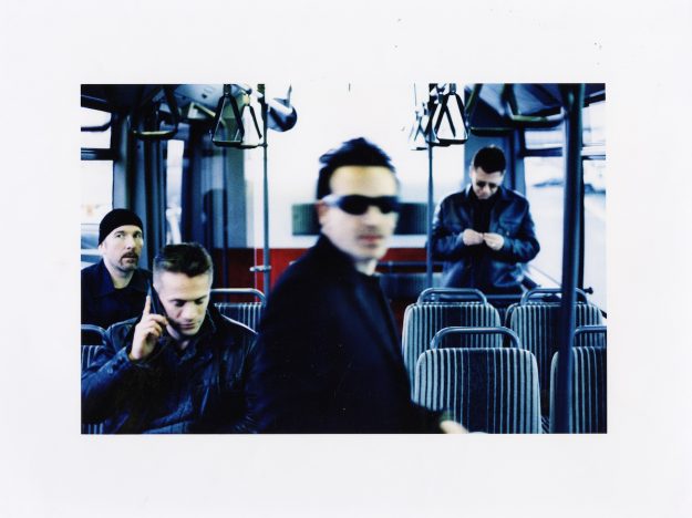 U2が鳴らした新世紀のはじまりーー20年越しに紐解く、傑作『オール・ザット・ユー・キャント・リーヴ・ビハインド』の真実