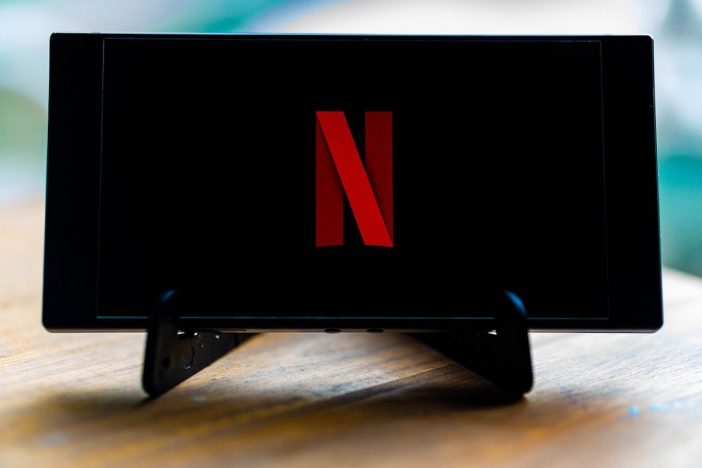 Netflixが新たな流行の発信源に　『クイーンズ・ギャンビット』『エミリー、パリに行く』作中のアイテムに注目集まる