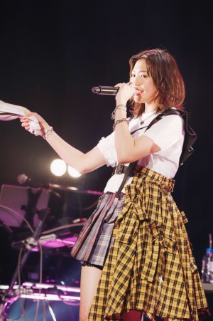 三阪咲、二度目の無観客配信ライブで届けたエネルギッシュさ　来年の活躍をファンに約束するような歌唱にの画像1-3