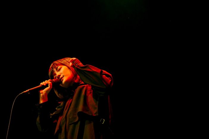 佐藤千亜妃、カバーライブで聴かせた高揚感と温かさ　往年の名曲から近年のヒットソングまで、幅広く歌い上げるステージに