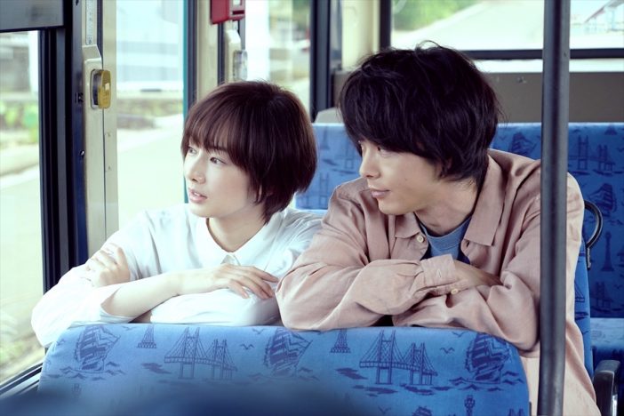 北川景子と中村倫也が仲睦まじい様子でバスに揺られる　『ファーストラヴ』新場面写真公開