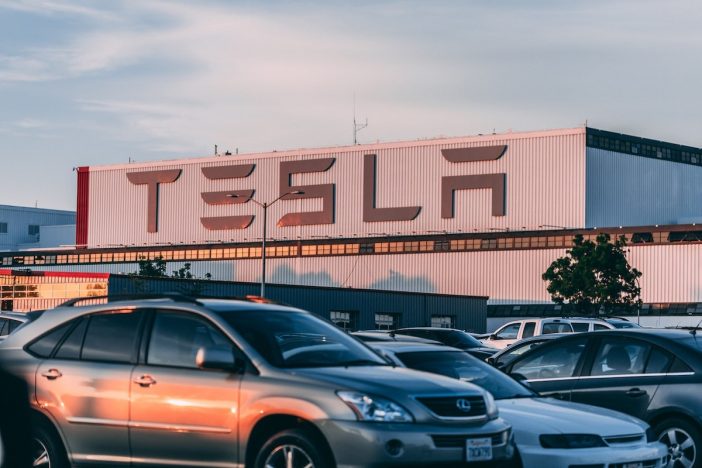 Teslaが月1万円で完全自動運転のサブスクリプション開始、新興EVも猛追