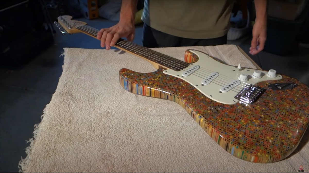 色鉛筆や岩塩でギターを作る海外YouTuber