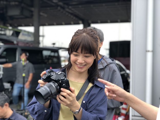 深川麻衣がカメラを手にさまざまな表情を浮かべる　『おもいで写眞』メイキング写真公開