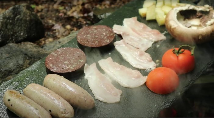 雨の森で食べる最高の朝食……イギリスのサバイバルYouTuberに憧れる