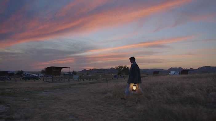 アメリカの広大な自然と夕焼け空　『ノマドランド』ポスタービジュアル＆場面写真公開
