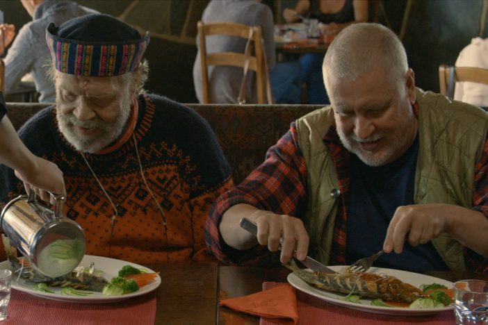 フィンランドのおじいちゃんが中華料理に初挑戦　『世界で一番しあわせな食堂』本編映像